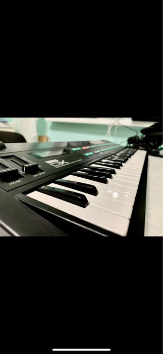 Профессиональный синтезатор Yamaha DX7 семейства, модель DX100