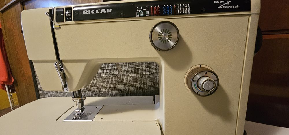 Masina de cusut Riccar super Z Strech.