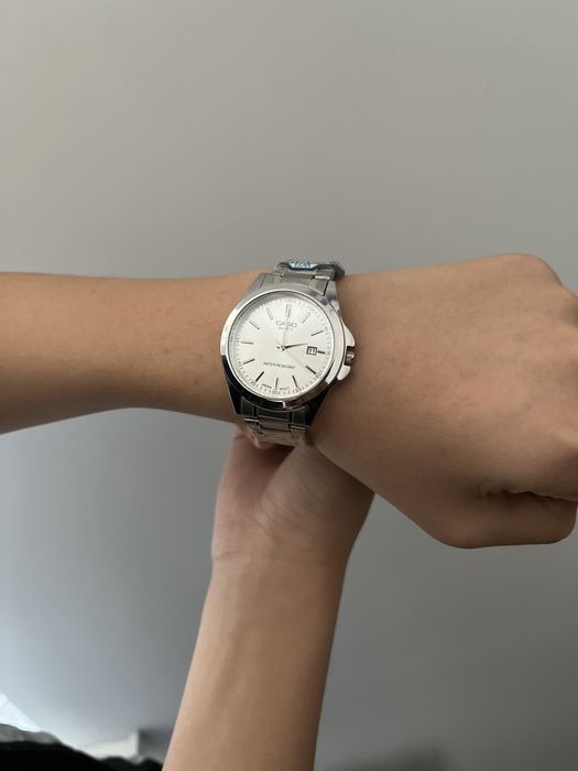 часы CASIO белого цвета
