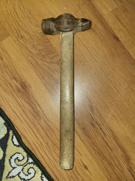 Молоток, длина 30 см.