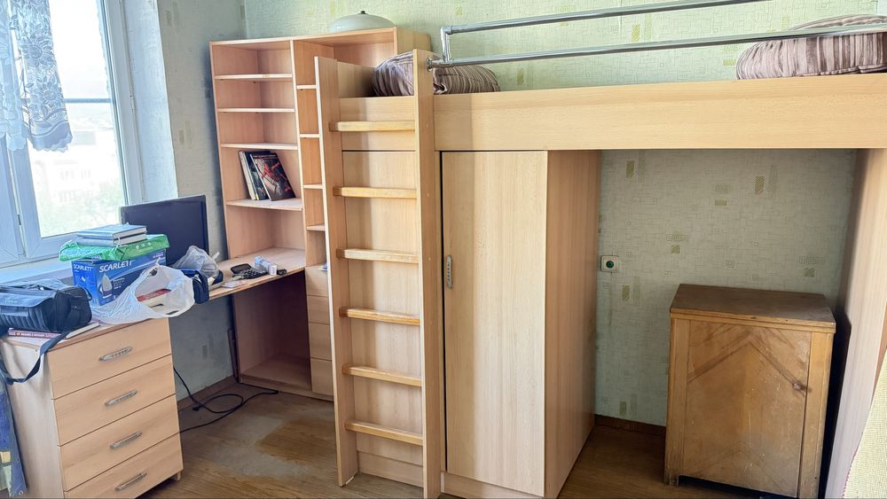 Мебель, двери, книги, люстры