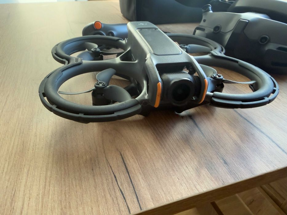 Продавам DJI Avata 2 Fly More Combo + DJI FPV Remote Controller 3
