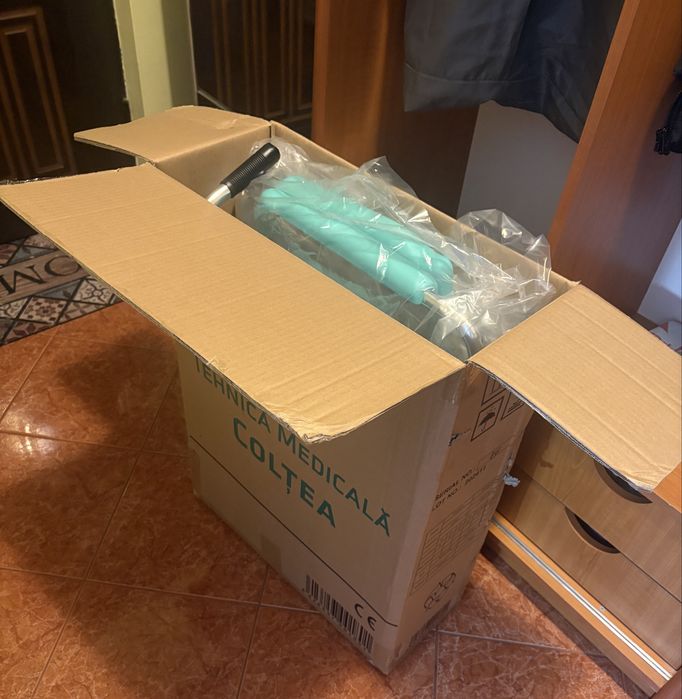 Scaun WC cu roți pentru persoane cu dizabilități