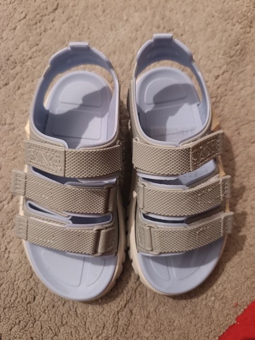 Продам сандали новые