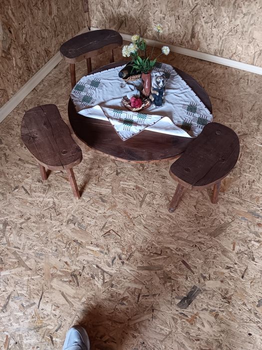 Маса със три столчета