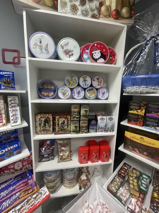 Продам ресепшн и 3 стеллажа