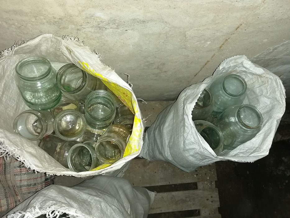 Отдам бесплатно банки,