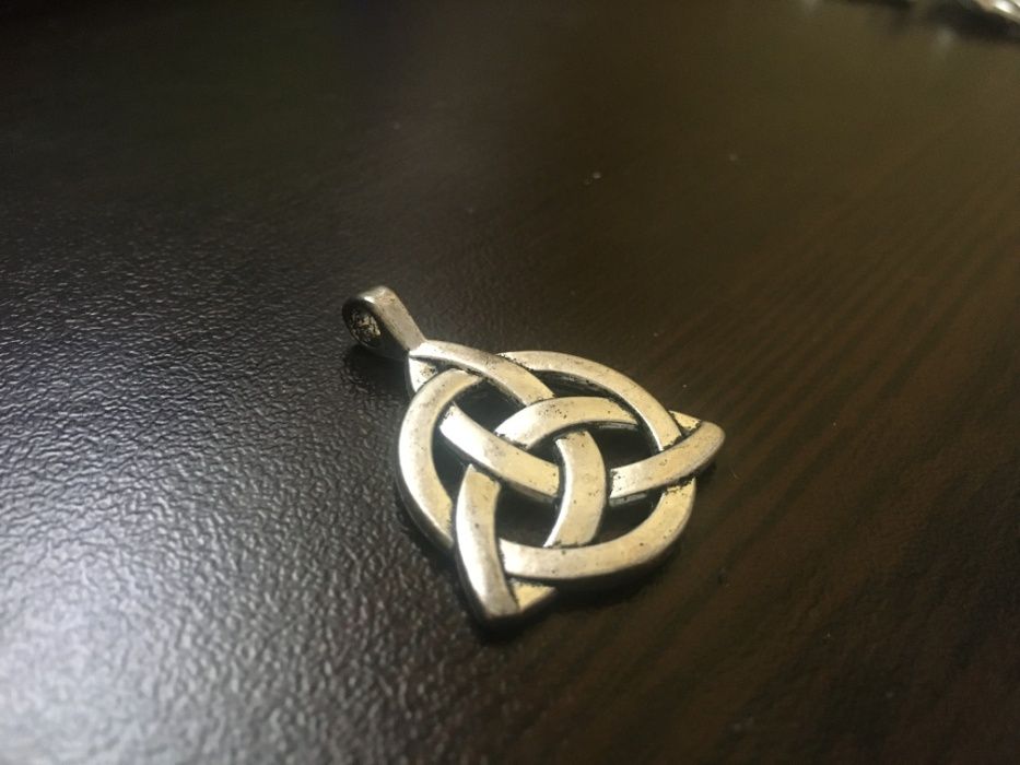 Висулка малтийски възел