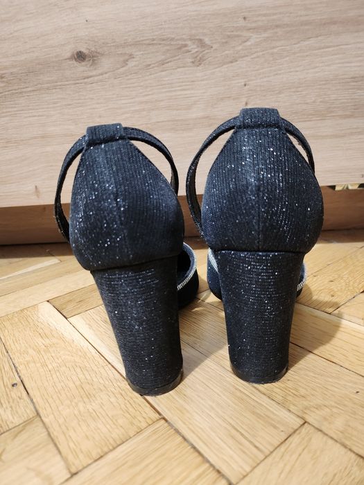 Обувки с блясък, с висок ток