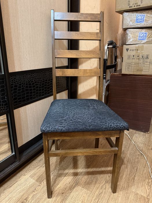 Продам б/у 6 стульев