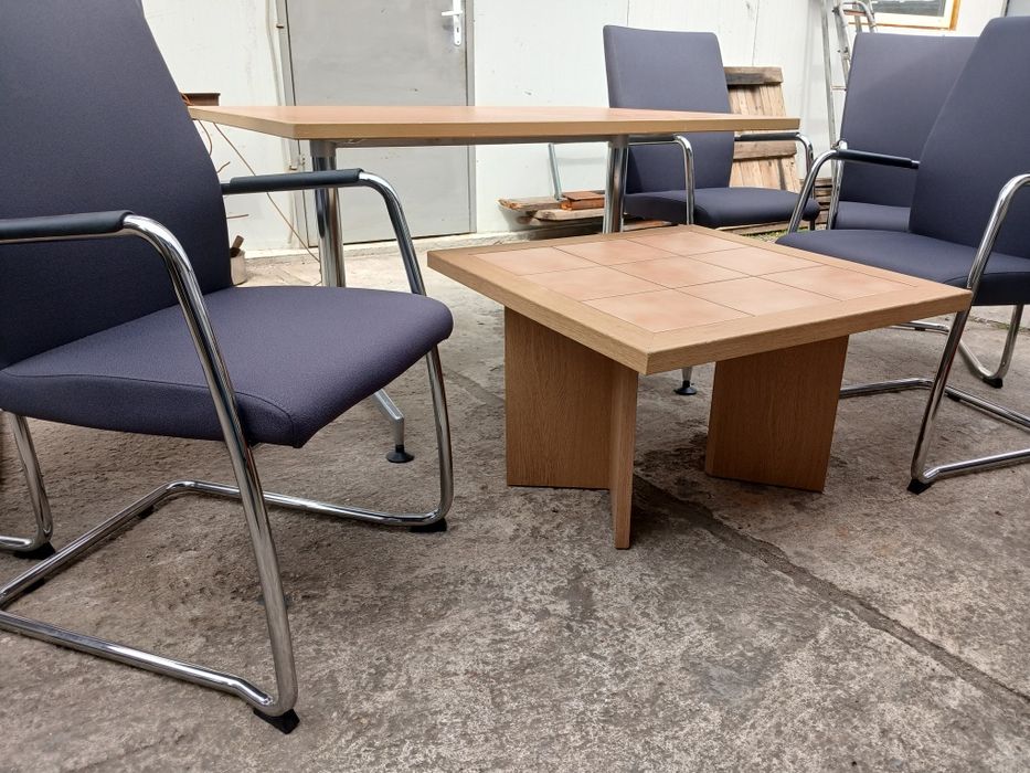 Продавам две маси и 6 стола