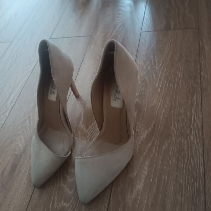 Pantofi stiletto decupati intr-o parte