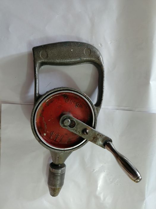 Ручная дрель коловорот