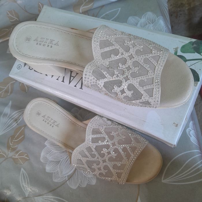 Bir-biridan chiroyli oyoq kiyimlar