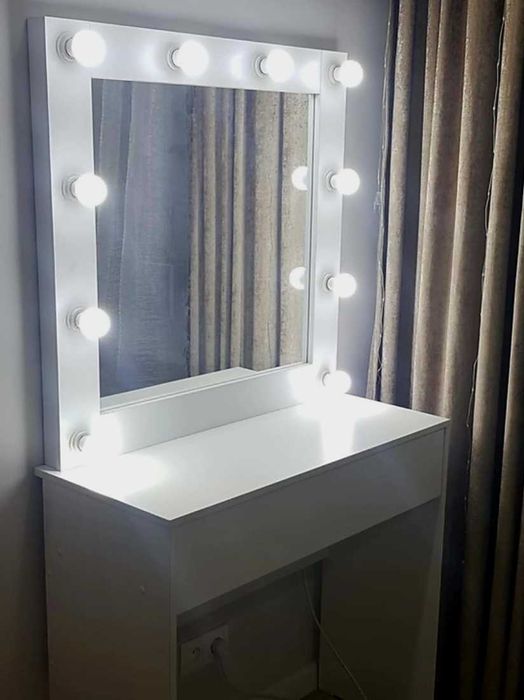 Гримёрное зеркало со столиком