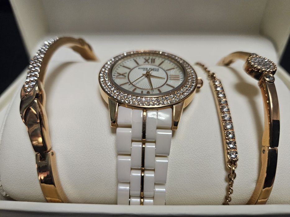 Set ceas si 3 bratari ANNE KLEIN