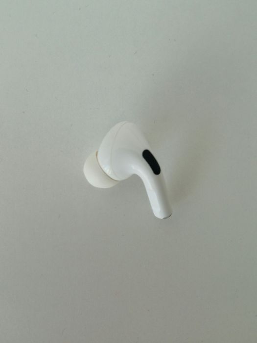 Оригинальные Airpods pro левая и кейс в идеальном состоянии