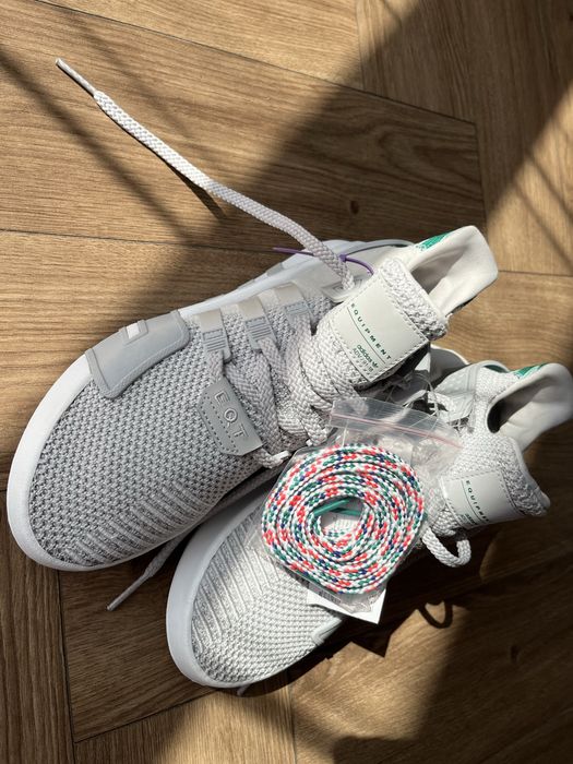 Adidasi noi cu eticheta