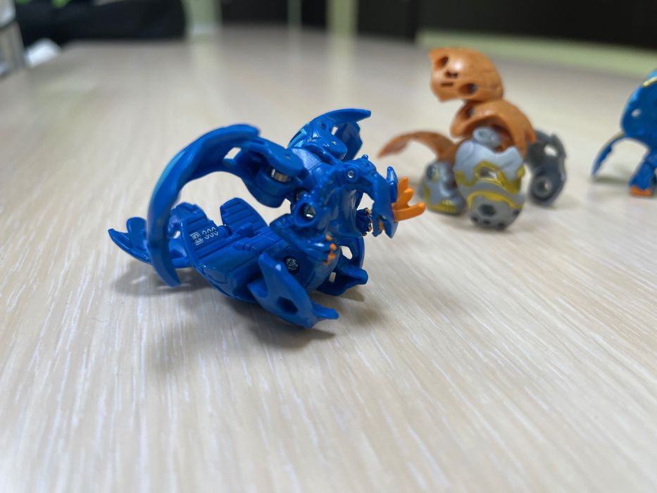 5 броя Bakugan – трансформиращи се фигурки