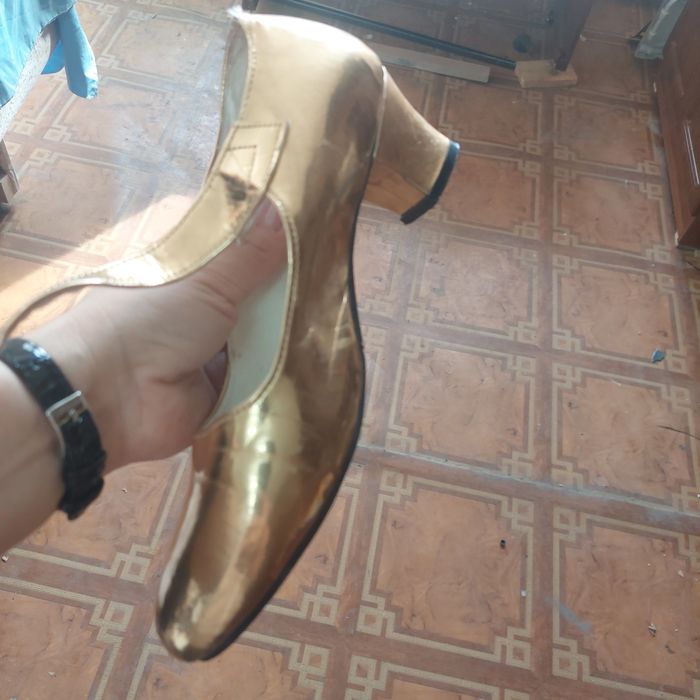 Продаю танцевальные туфли.