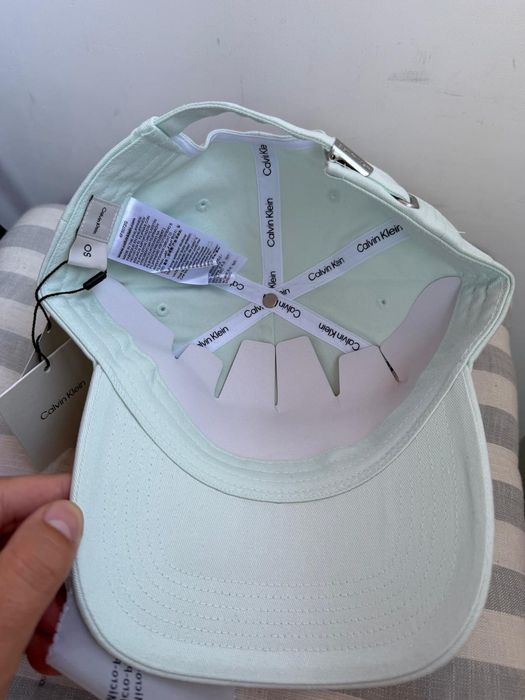 Calvin Klein șapcă unisex culoare albastru deschis  cu logo mic metalic mărime OS noua originala