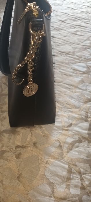 Черна кожена чанта на DKNY