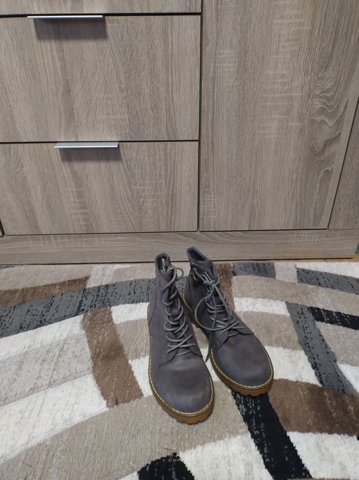 Чисто нови дамски боти