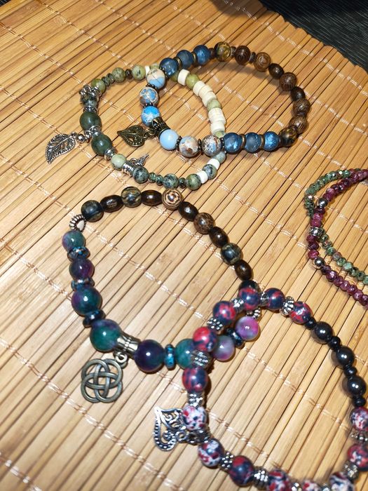 Гривни от полускъпоценни камъни. Подаръци за коледа.