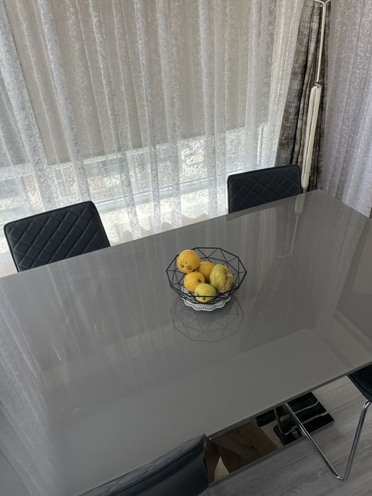 Трапезна маса и столове