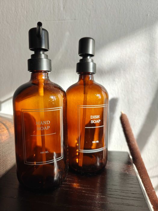 Чисто нов комплект диспенсъри за сапун и препарат за миене