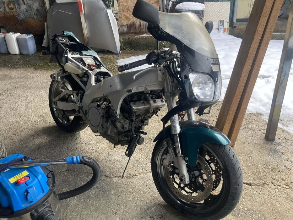 Yamaha YZF 750 на части.