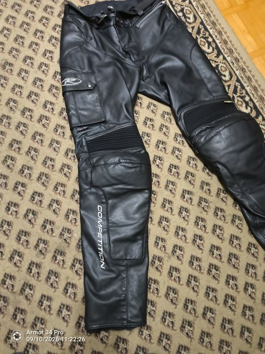 Pantaloni originali din piele groasa dar pentru cunoscatori pielea este foarte fina,manusa practic...