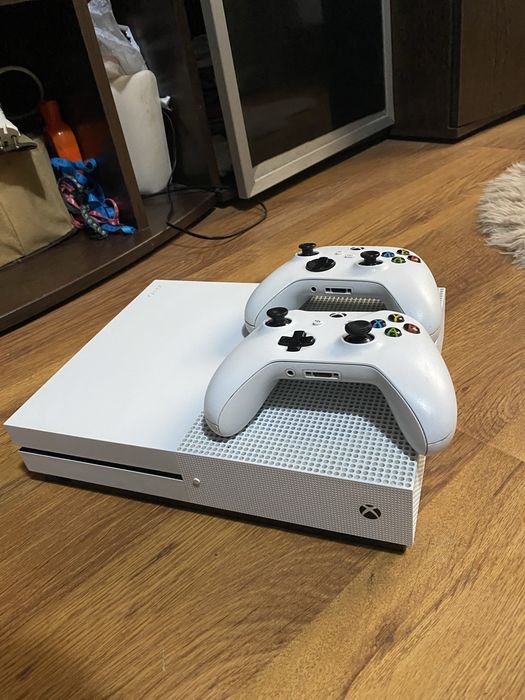 Vand /schimb xbox one s cu 2 controllere