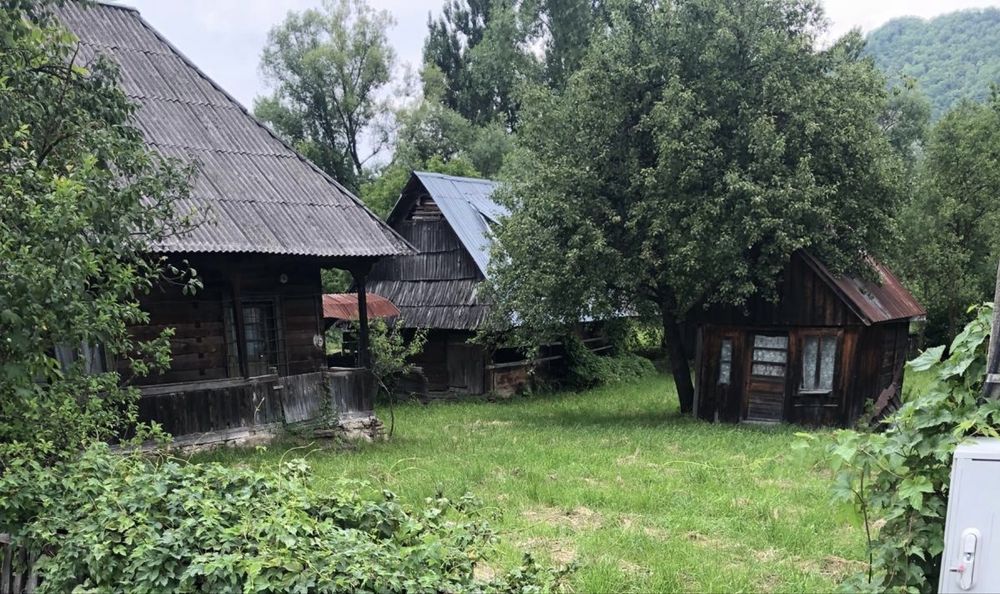 De vânzare – Teren intravilan 800 mp cu casă tradițională din lemn și anexe