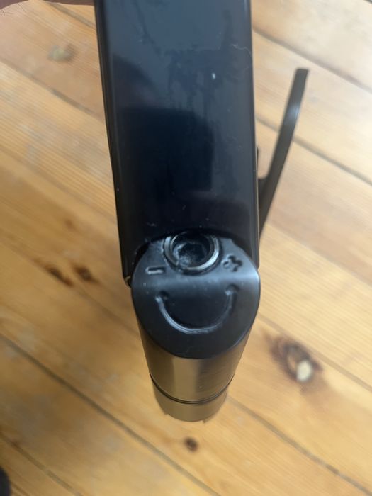 Продавам стойка за монитор на стена