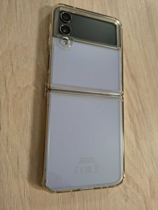 Samsung Z Flip 4 с нов дисплей и батерия