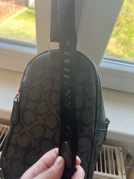 Vand rucsac Guess de dama pe umar
