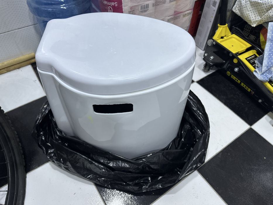 Пластмассовый горшок для взрослых.