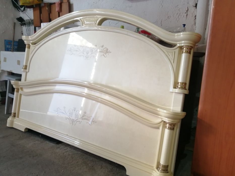 Comoda și pat cu somiera second-hand