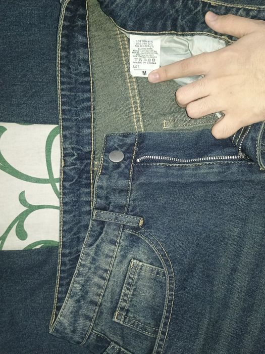 Джинсы темный синий.