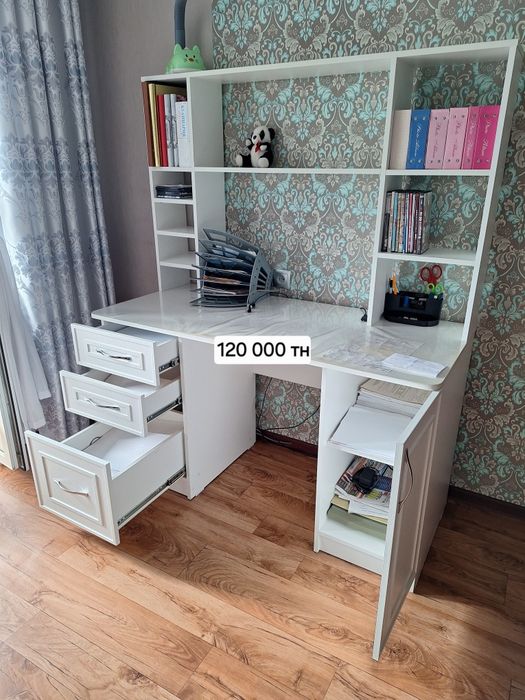 Продам компьютерный стол.