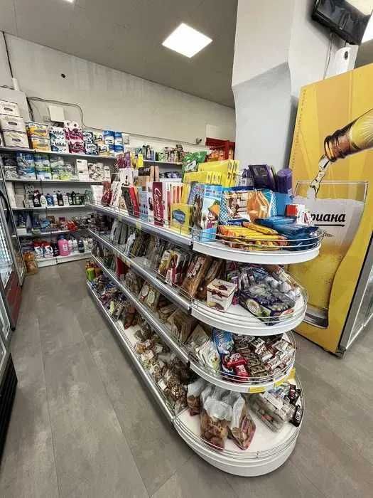 ПРОМО! Островен стелаж със заоблени рафтове