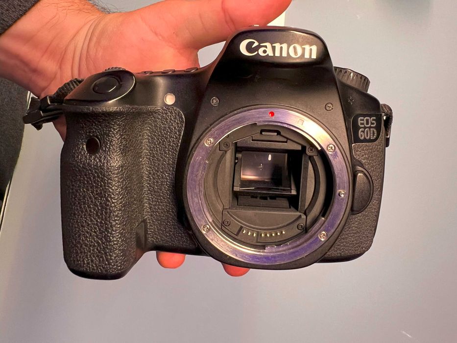 Продавам Canon EOS 60D в комплект с кутия, документация и др.