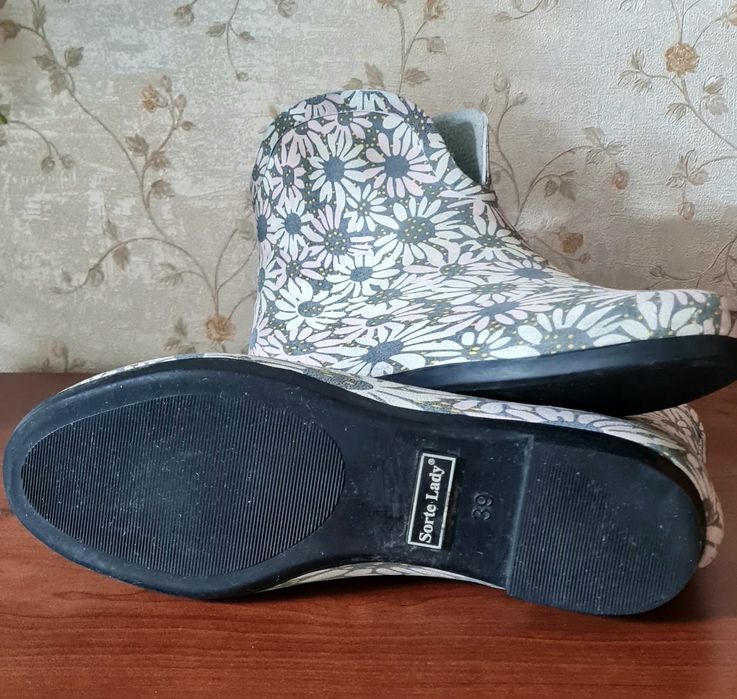 Продам стильные резиновые ботинки