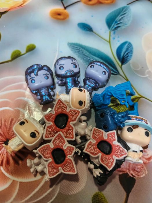 Игрушки из Kinder Joy "Очень странные дела"