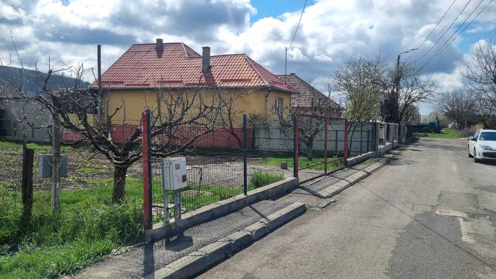 Vand teren intravilan imprejmuit, cu toate utilitatile, asfalt