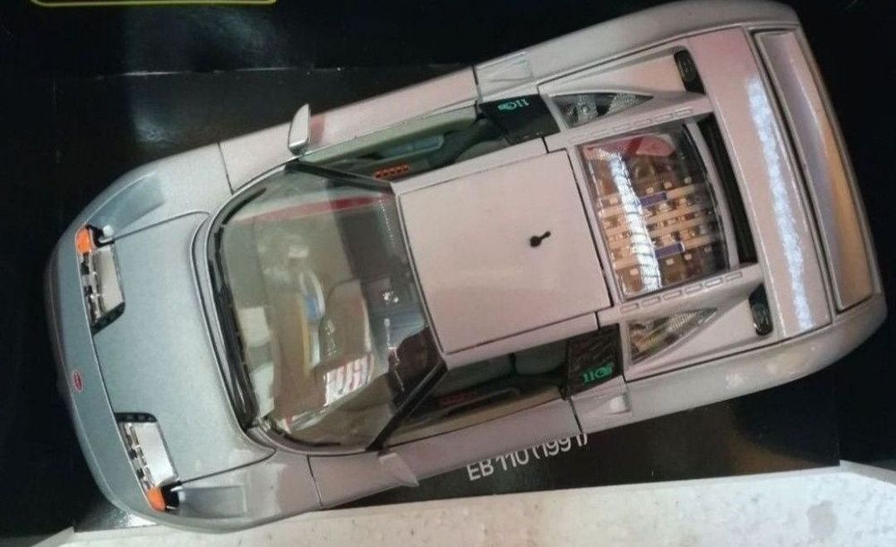 Macheta auto Bugatti EB110 (1991) la scara 1:18 produsă de Bburago