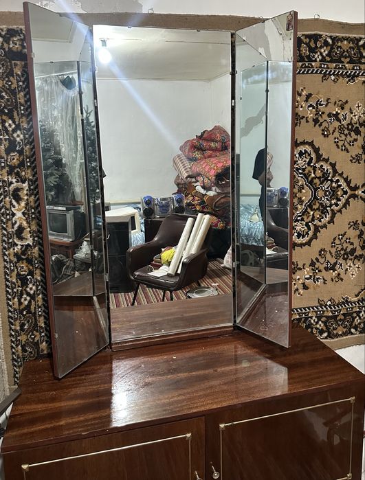 трюмо с зеркалом