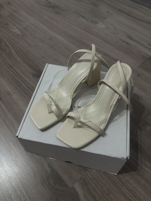 Страхотни сандали с ток Bershka