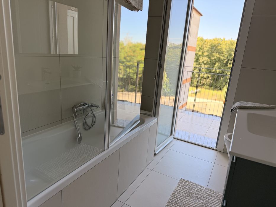Prima inchiriere | Apartament nou lux 3 camere | 2 dormitoare | 2 băi | Compelt mobilat | Parcare + Garaj + Anexa depozitare